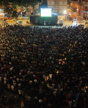 BİNLERCE KİŞİ TEK YÜREK OLUP MAÇI DEV EKRANDA İZLEDİ