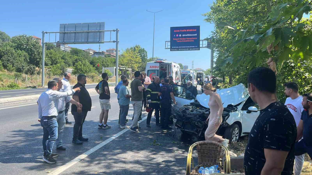 KIRMIZI IŞIKTA GEÇEN OTOMOBİL YOLUN KARŞISINA GEÇMEK İSTEYEN ARACA ÇARPTI: 5 YARALI