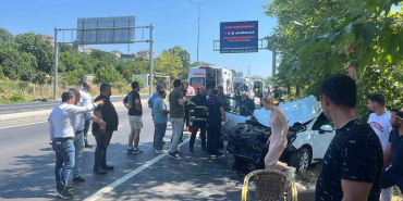 KIRMIZI IŞIKTA GEÇEN OTOMOBİL YOLUN KARŞISINA GEÇMEK İSTEYEN ARACA ÇARPTI: 5 YARALI
