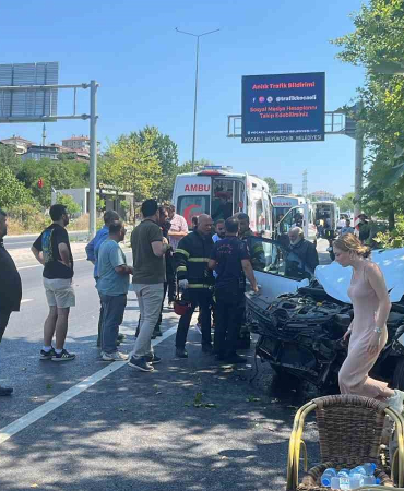 KIRMIZI IŞIKTA GEÇEN OTOMOBİL YOLUN KARŞISINA GEÇMEK İSTEYEN ARACA ÇARPTI: 5 YARALI