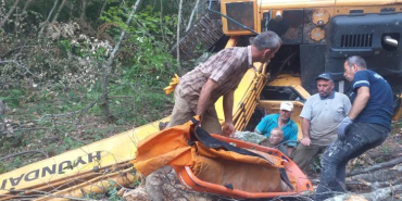 İŞ MAKİNESİ YOL AÇMA ÇALIŞMASINDA DİK YAMAÇTAN UÇTU, OPERATÖR ALTINDA KALDI