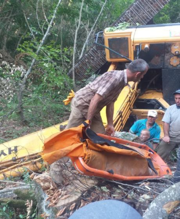 İŞ MAKİNESİ YOL AÇMA ÇALIŞMASINDA DİK YAMAÇTAN UÇTU, OPERATÖR ALTINDA KALDI