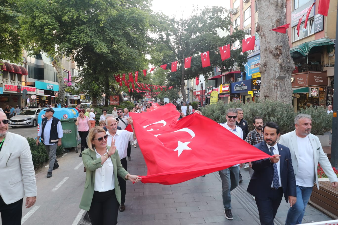 İzmit’te Kurtuluş Korteji coşkusu!