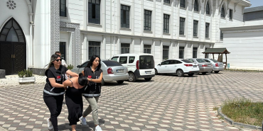 KADIN MAGANDA GENÇ KIZLARA DEHŞETİ YAŞATMIŞTI: TUTUKLANDI
