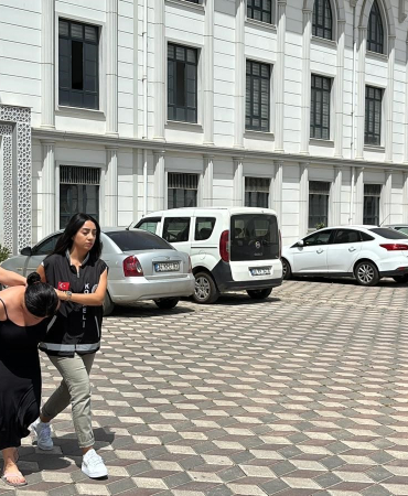 KADIN MAGANDA GENÇ KIZLARA DEHŞETİ YAŞATMIŞTI: TUTUKLANDI