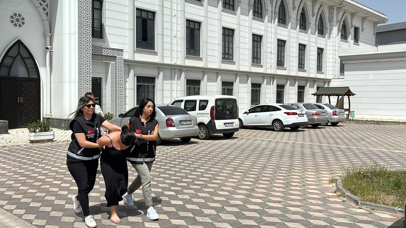 KADIN MAGANDA GENÇ KIZLARA DEHŞETİ YAŞATMIŞTI: TUTUKLANDI