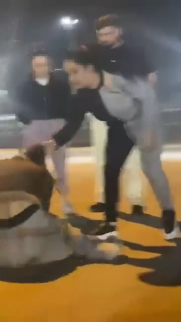 KADIN MAGANDA GENÇ KIZLARA DEHŞETİ YAŞATTI: 