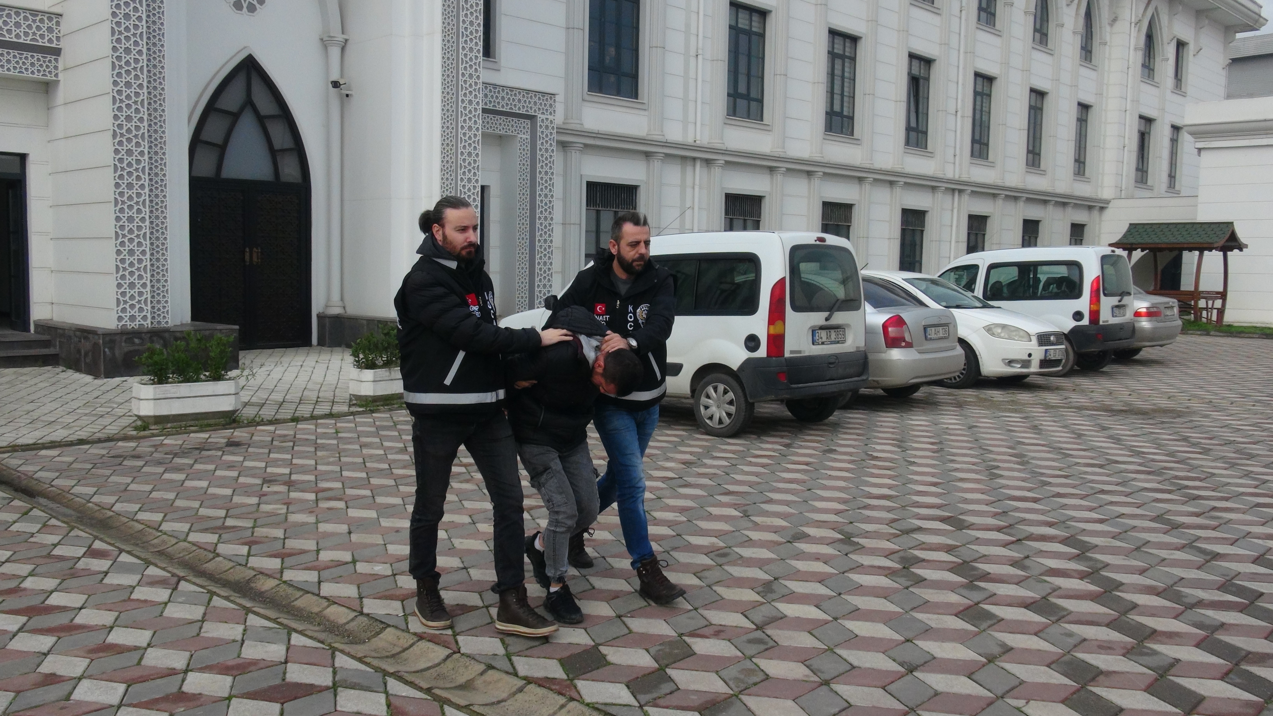 KAN DONDURAN CİNAYETİN SANIĞI HAKİM KARŞISINDA SANIK MEHMET ALİ G: "UYUŞTURUCU ALMAK İÇİN ÇAĞIRMIŞTIM, 'BENİ NASIL AYAĞINA ÇAĞIRIRSIN?' DİYE BANA VURMAYA BAŞLADI"