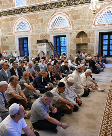KOCAELİ'DE VATANDAŞLAR BAYRAM NAMAZI İÇİN CAMİLERİ DOLDURDU