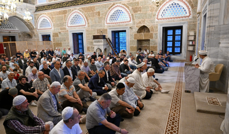 KOCAELİ'DE VATANDAŞLAR BAYRAM NAMAZI İÇİN CAMİLERİ DOLDURDU