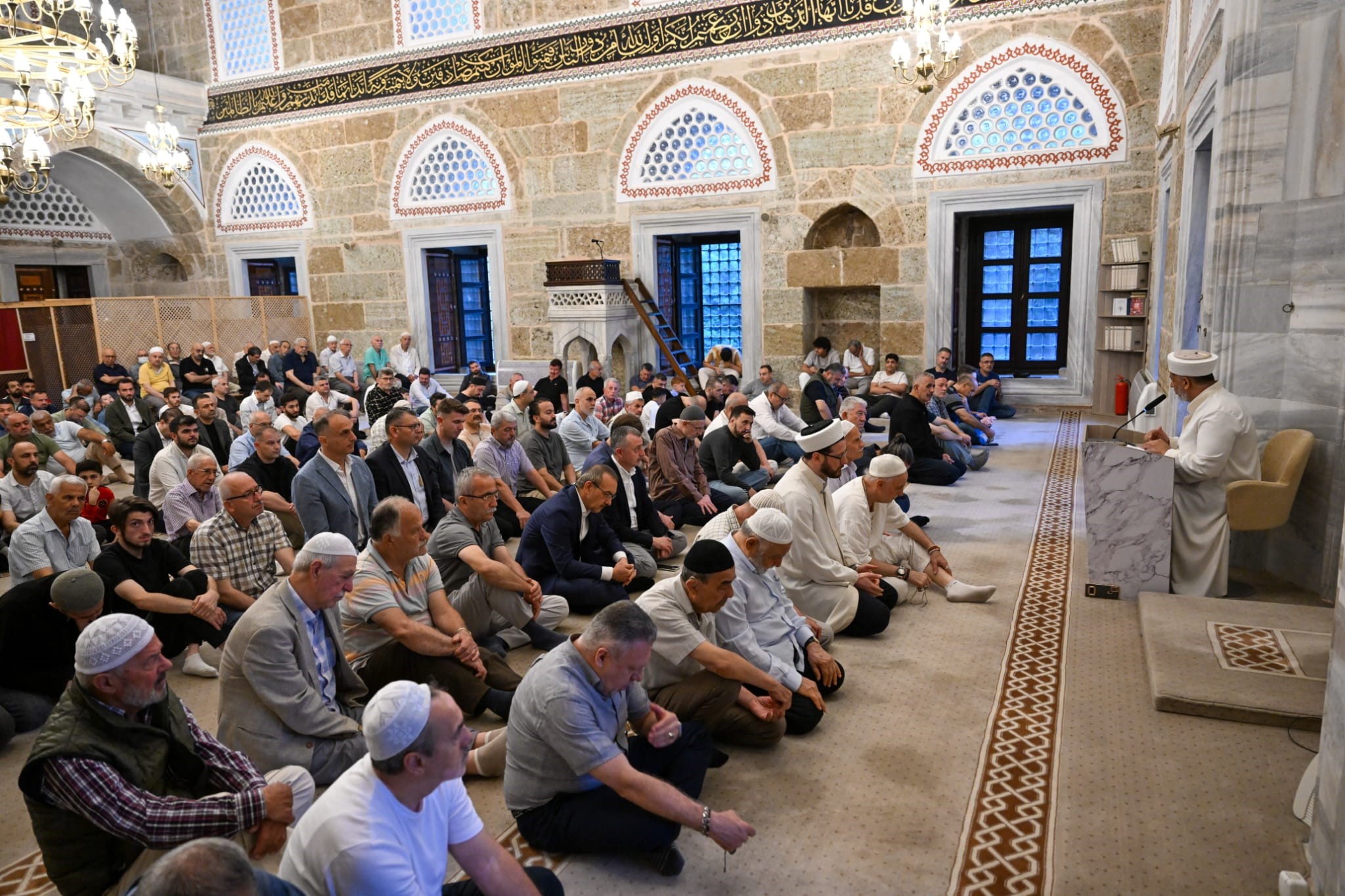 KOCAELİ'DE VATANDAŞLAR BAYRAM NAMAZI İÇİN CAMİLERİ DOLDURDU
