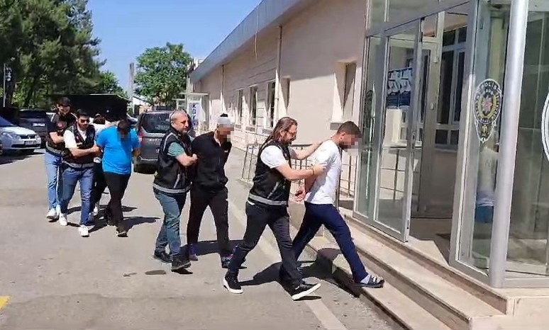 KOCAELİ'DE VİYADÜK ALTINA GÖTÜRDÜKLERİ ŞAHSI ÖLDÜRESİYE DÖVÜP KAMERAYA ALDILAR: 4 GÖZALTI