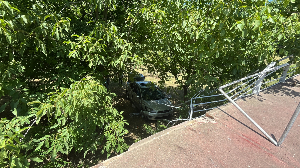 KONTROLDEN ÇIKAN OTOMOBİL 3 METRELİK DUVARDAN UÇTU