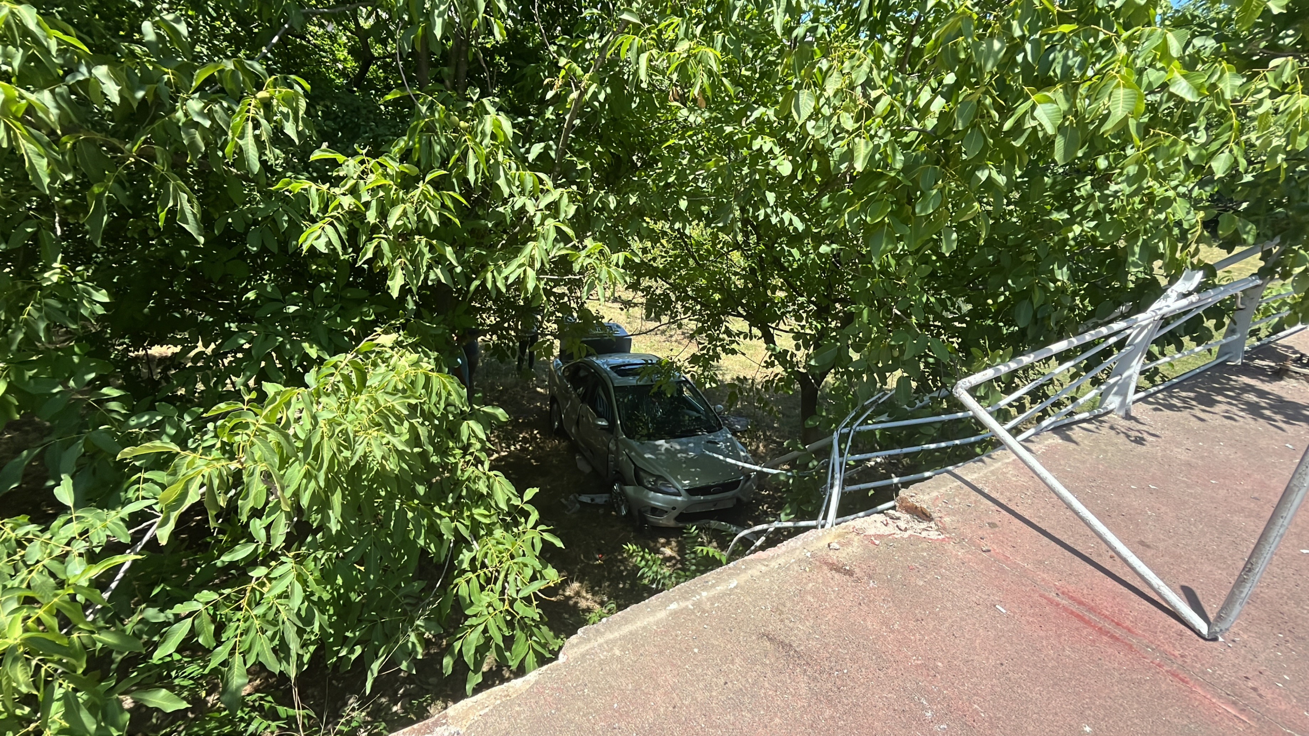 KONTROLDEN ÇIKAN OTOMOBİL 3 METRELİK DUVARDAN UÇTU