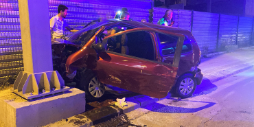 OTOMOBİL TIR VE TABELA DİREĞİNE ÇARPTI: 4 YARALI