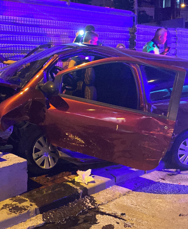 OTOMOBİL TIR VE TABELA DİREĞİNE ÇARPTI: 4 YARALI