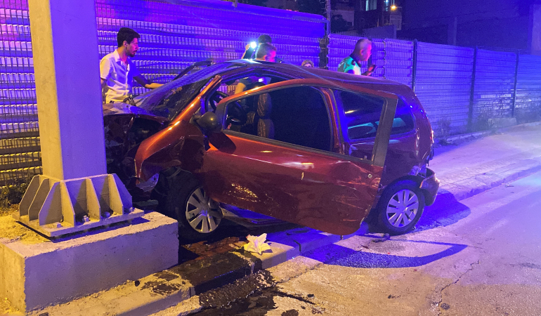 OTOMOBİL TIR VE TABELA DİREĞİNE ÇARPTI: 4 YARALI