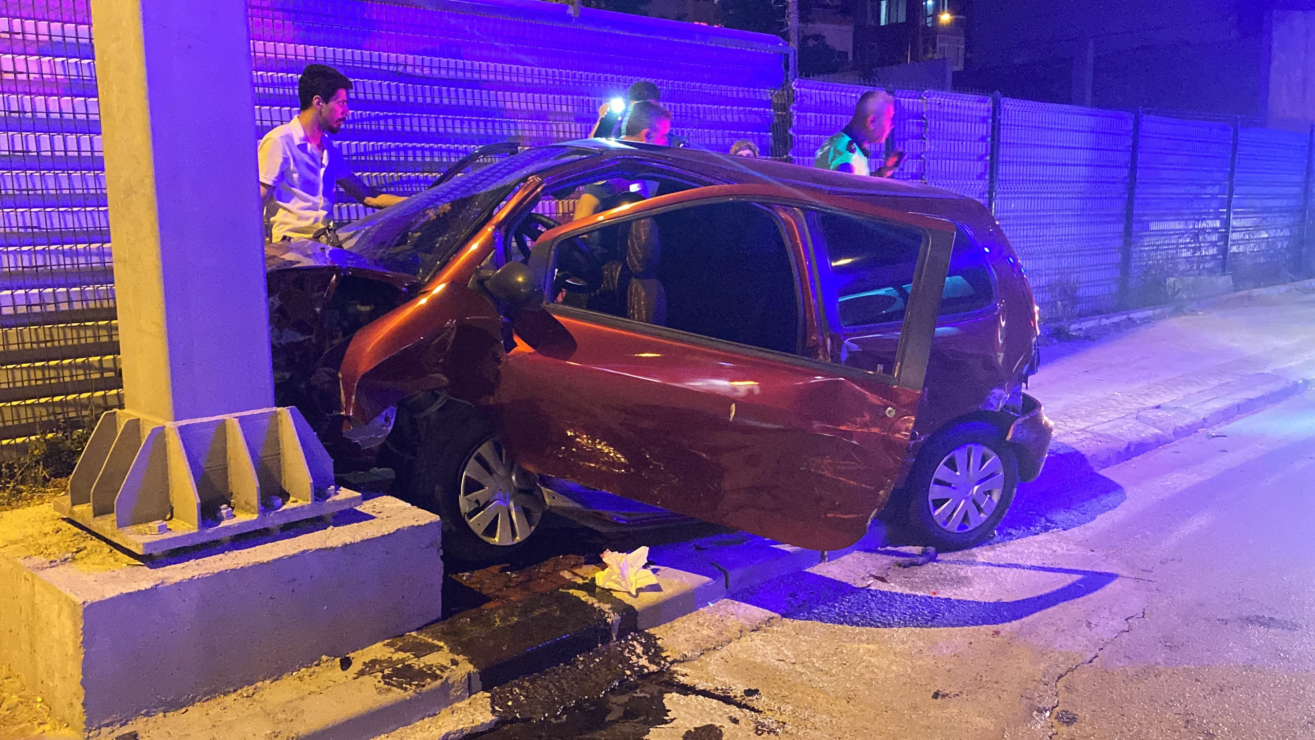 OTOMOBİL TIR VE TABELA DİREĞİNE ÇARPTI: 4 YARALI