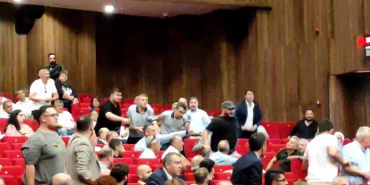 SALONDA İPLER GERİLDİ: CHP'Lİ MİLLETVEKİLİNİN KUZENİ "SENİ VURURUM" DİYEREK KOŞTU