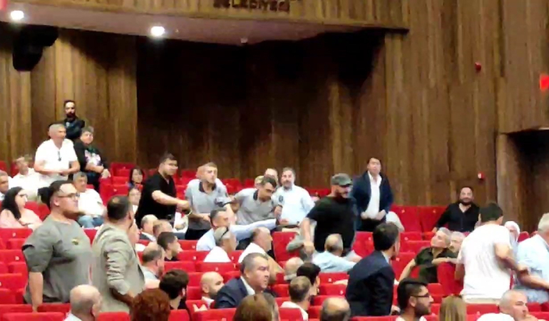 SALONDA İPLER GERİLDİ: CHP'Lİ MİLLETVEKİLİNİN KUZENİ "SENİ VURURUM" DİYEREK KOŞTU
