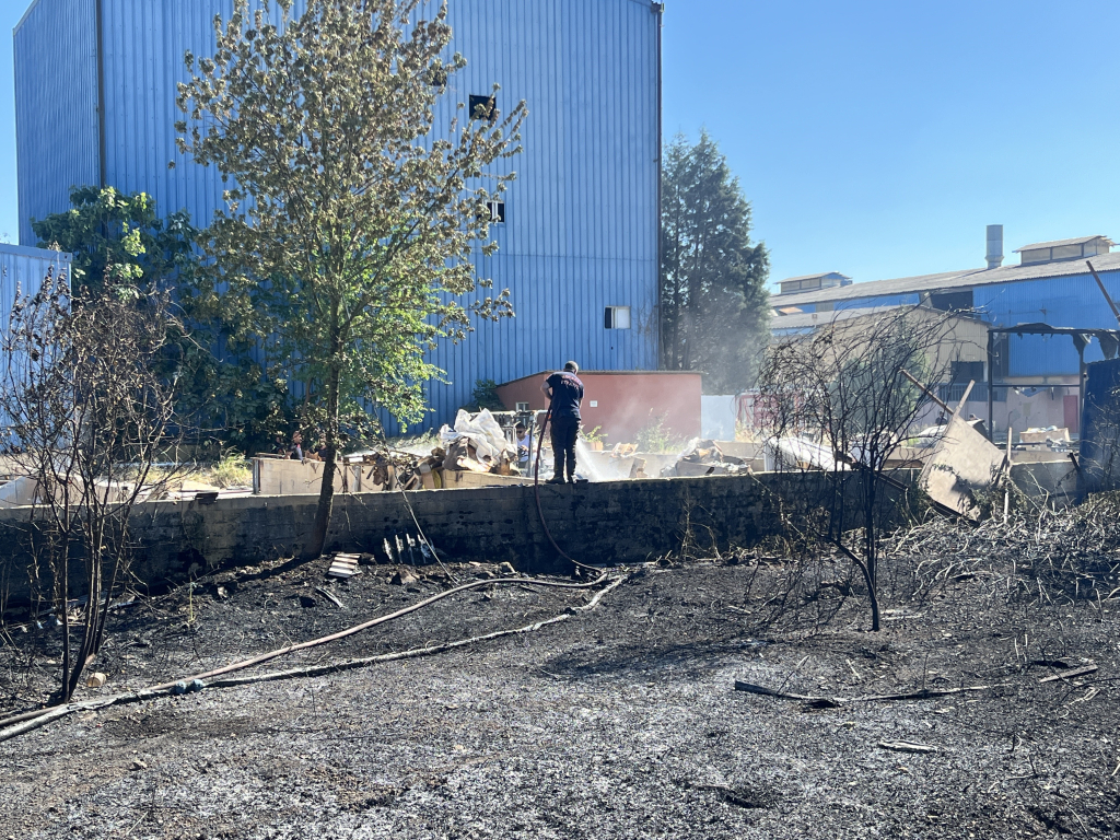 SANAYİ SİTESİNİN BAHÇESİNDE YANGIN