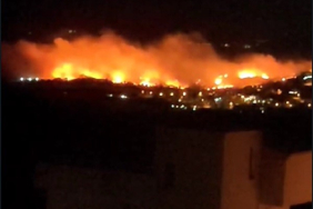 İZMİR'DE YERLEŞİM YERLERİNE YAKIN ALANDA BÜYÜK YANGIN: SİTE TAHLİYE EDİLDİ