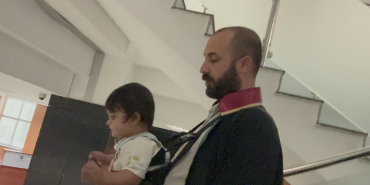 AVUKAT BABA DURUŞMALARA KUCAĞINDA BEBEĞİYLE GİRDİ BABA KIZ ADALET MESAİSİNDE BABASIYLA DURUŞMALARA KATILDI, GÖRENLERİN İLGİSİNİ ÇEKTİ "ADLİYENİN TOZUNU YUTTU"