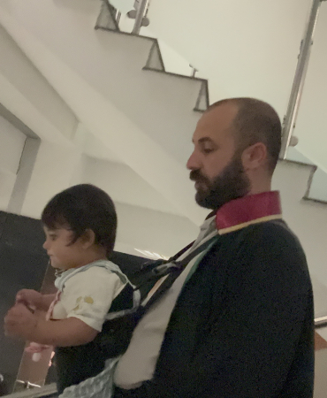 AVUKAT BABA DURUŞMALARA KUCAĞINDA BEBEĞİYLE GİRDİ BABA KIZ ADALET MESAİSİNDE BABASIYLA DURUŞMALARA KATILDI, GÖRENLERİN İLGİSİNİ ÇEKTİ "ADLİYENİN TOZUNU YUTTU"
