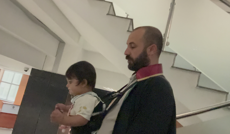 AVUKAT BABA DURUŞMALARA KUCAĞINDA BEBEĞİYLE GİRDİ BABA KIZ ADALET MESAİSİNDE BABASIYLA DURUŞMALARA KATILDI, GÖRENLERİN İLGİSİNİ ÇEKTİ "ADLİYENİN TOZUNU YUTTU"