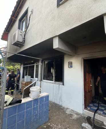 ÇIKAN YANGINDA EV KULLANILAMAZ HALE GELDİ