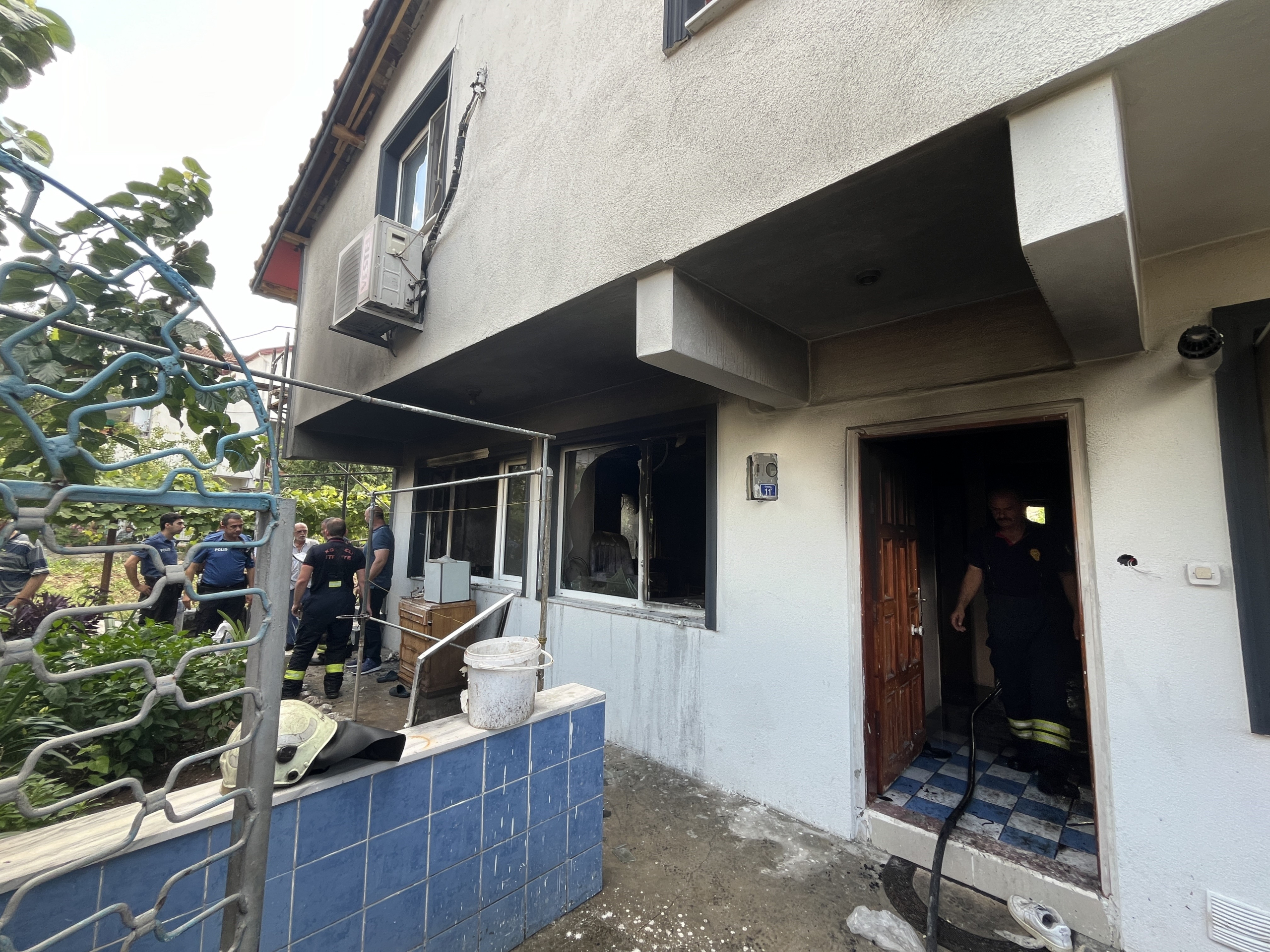 ÇIKAN YANGINDA EV KULLANILAMAZ HALE GELDİ