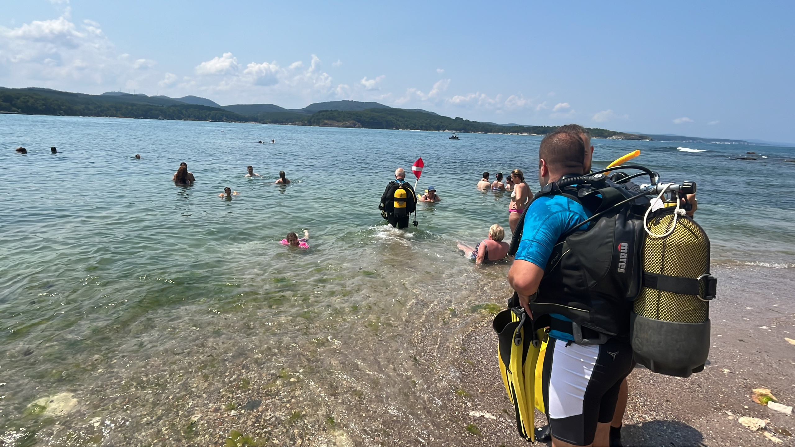 DENİZDEKİ TEHLİKE DALGIÇLARIN KABUSU OLDU BAYRAKLARIN ANLAMINI BİLMEYEN DENİZCİLER DALGIÇLARIN GÜVENLİĞİNİ TEHLİKEYE ATIYOR