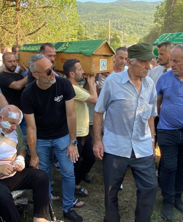 HAYATINI KAYBEDEN KIZ KARDEŞLERE SON VEDA KAZADA ÖLEN ABLA KARDEŞ SON YOLCULUKLARINA UĞURLANDI