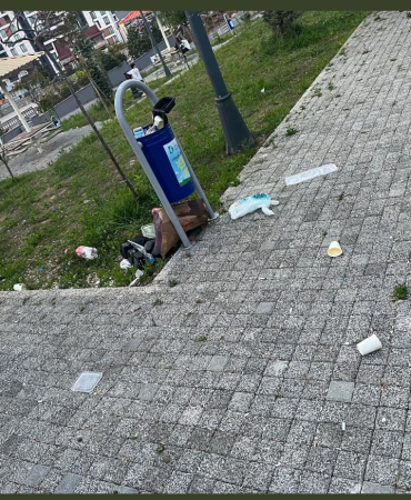 Hürriyet, çevreyi kirletenlere seslendi; Bu Allah’ın sıcağında temizlik işlerinde çalışan emekçileri düşünseydiniz