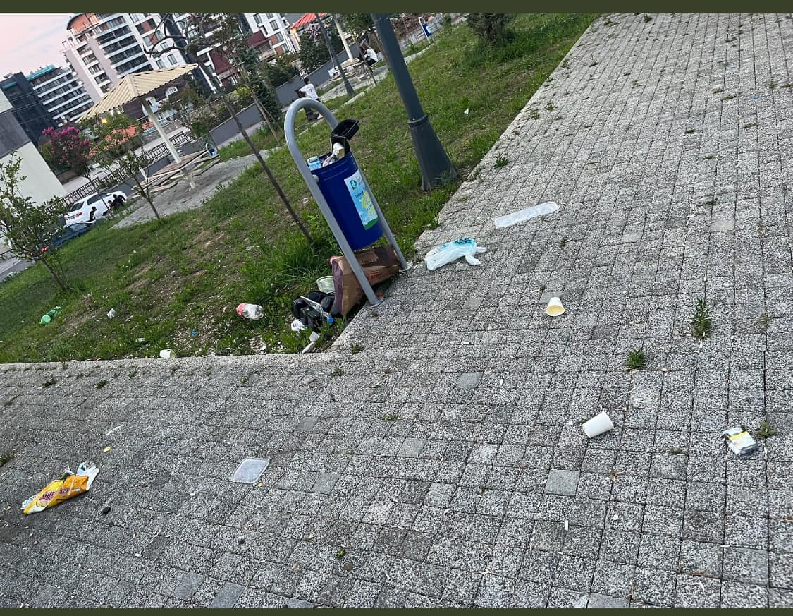 Hürriyet, çevreyi kirletenlere seslendi; Bu Allah’ın sıcağında temizlik işlerinde çalışan emekçileri düşünseydiniz