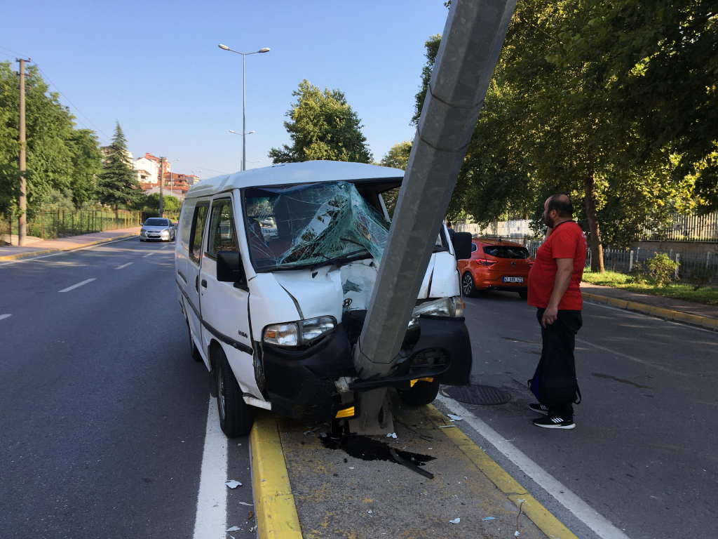 KAMYONET AYDINLATMA DİREĞİNE SAPLANDI: 1 YARALI