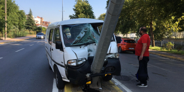KAMYONET AYDINLATMA DİREĞİNE SAPLANDI: 1 YARALI