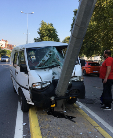 KAMYONET AYDINLATMA DİREĞİNE SAPLANDI: 1 YARALI