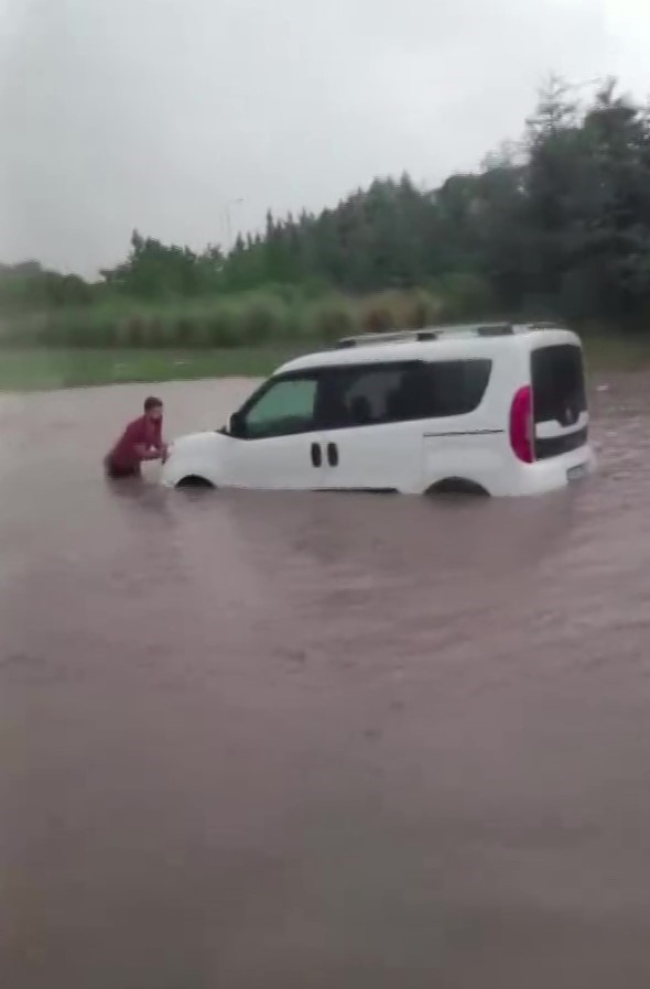 KOCAELİ'DE SAĞANAK HAYATI FELÇ ETTİ: SÜRÜCÜLER MAHSUR KALDI