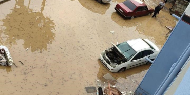 ÇAYIROVA'DA YOLLAR GÖLE DÖNDÜ, EVLERİ SU BASTI