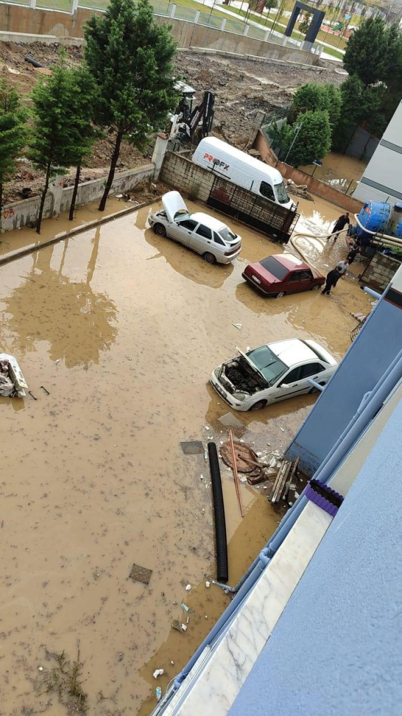 ÇAYIROVA'DA YOLLAR GÖLE DÖNDÜ, EVLERİ SU BASTI
