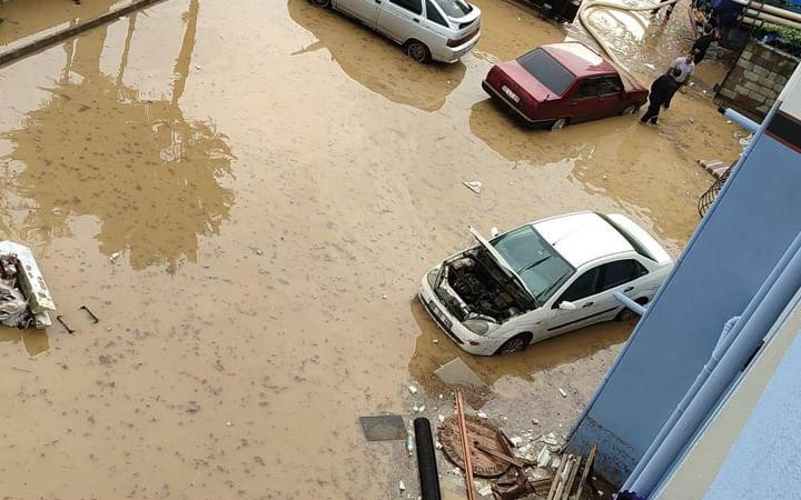 ÇAYIROVA'DA YOLLAR GÖLE DÖNDÜ, EVLERİ SU BASTI
