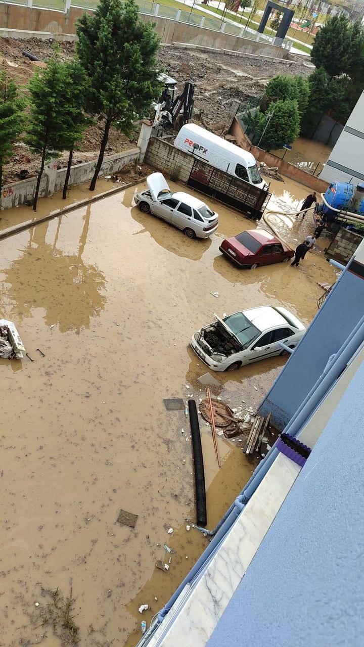 ÇAYIROVA'DA YOLLAR GÖLE DÖNDÜ, EVLERİ SU BASTI