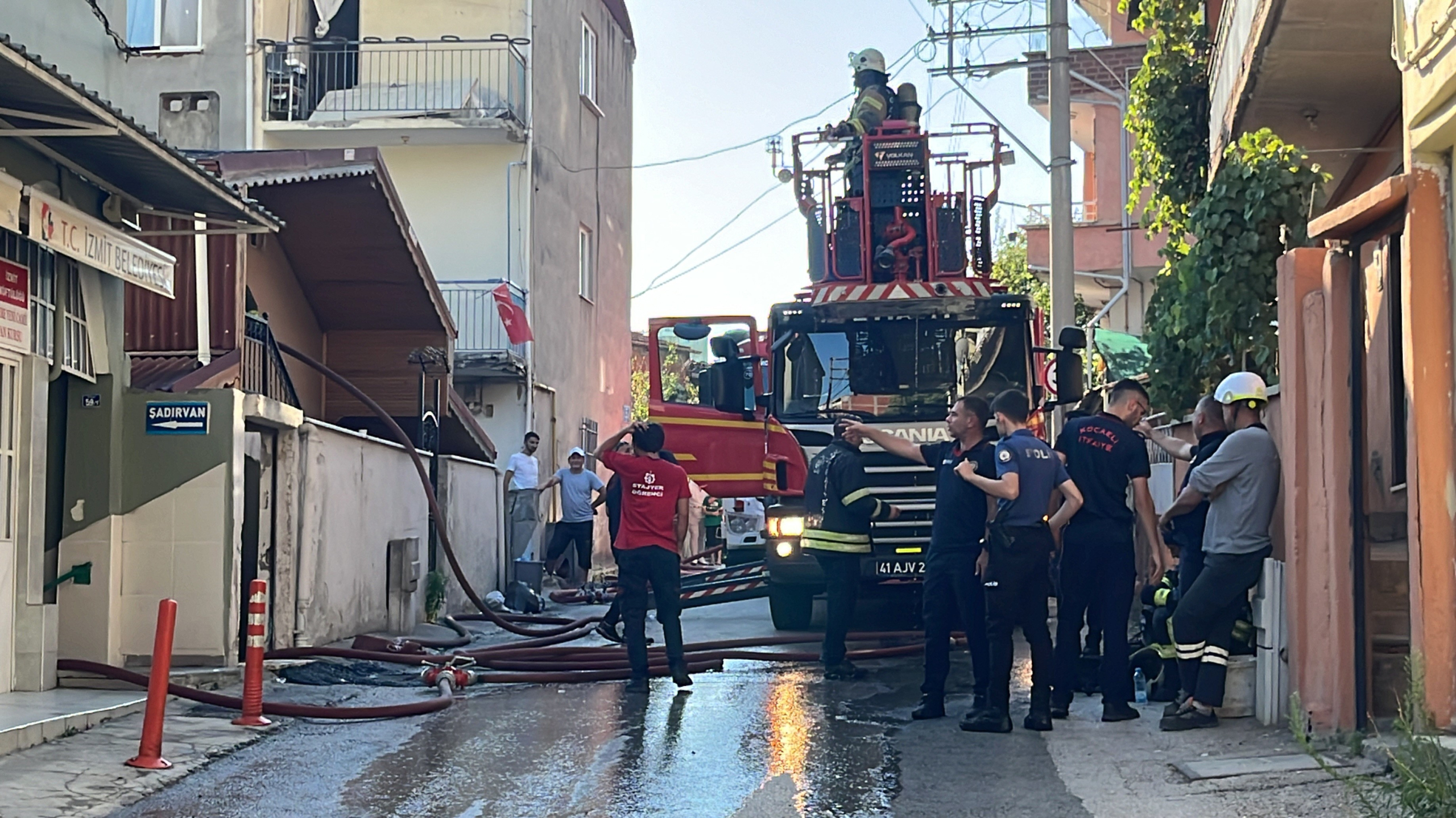 KURS BİNASINDA KORKUTAN YANGIN