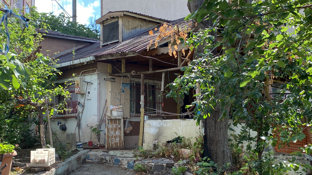 MAHALLEDEKİ KÖTÜ KOKUNUN SEBEBİ CESET ÇIKTI