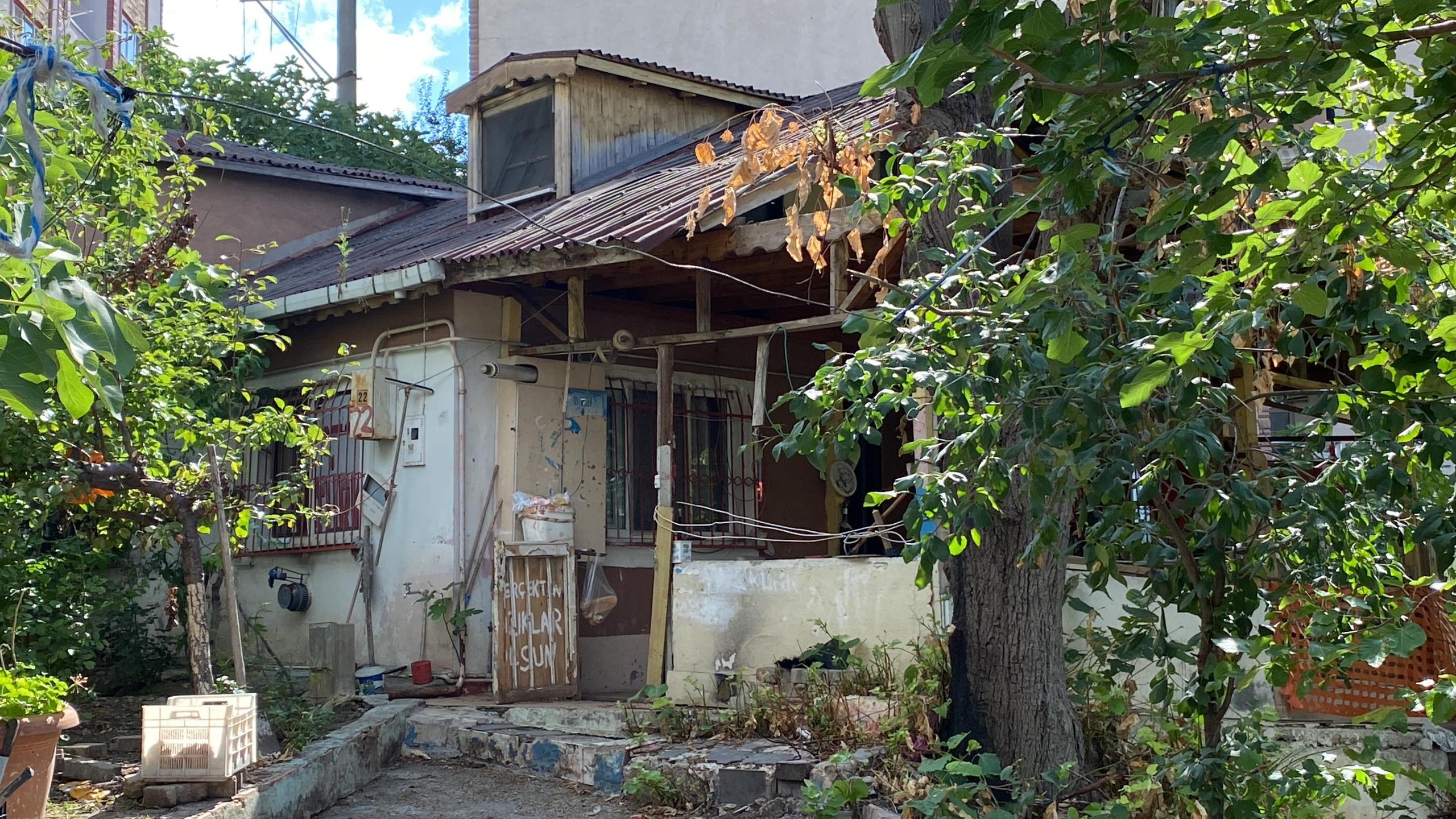 MAHALLEDEKİ KÖTÜ KOKUNUN SEBEBİ CESET ÇIKTI