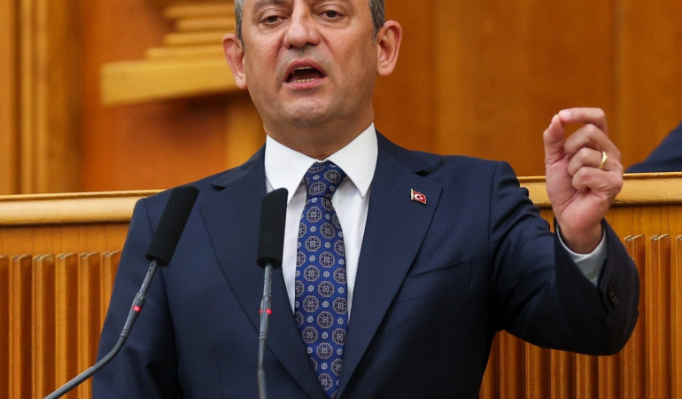 Özgür Özel'den çağrı 'Saat 21.00'de ışıkları açıp kapatın