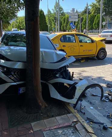 TİCARİ TAKSİ İLE OTOMOBİL ÇARPIŞTI: 2 YARALI