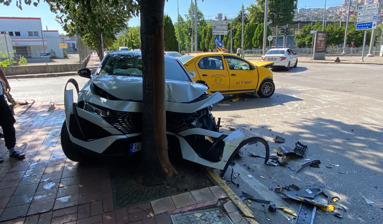 TİCARİ TAKSİ İLE OTOMOBİL ÇARPIŞTI: 2 YARALI