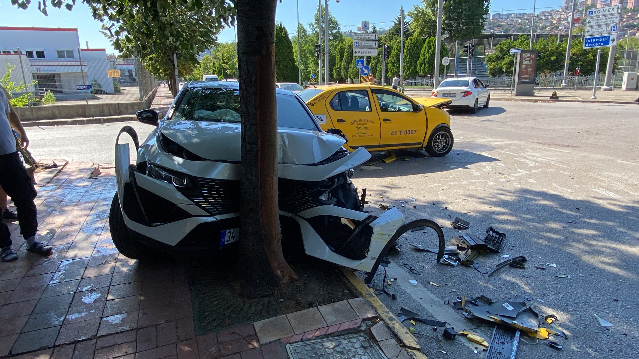 TİCARİ TAKSİ İLE OTOMOBİL ÇARPIŞTI: 2 YARALI